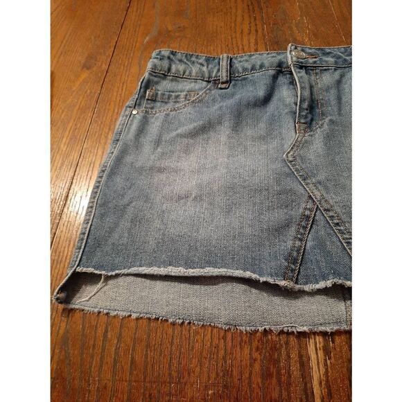 Size 6 Refuge Blue Denim Blue Jean Mini Skirt Raw Hem with Pockets Belt Loops - Picture 2 of 4